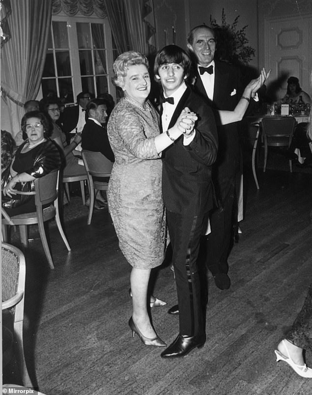Samal ajal nägi Ringo Starr oma ema Elsie Starkeyga tantsides mustas smokingis kena välja