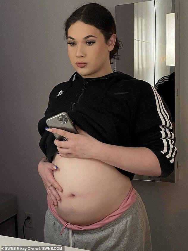 보스턴에서 온 18세 트랜스젠더 마이키 샤넬(Mikey Chanel)은 남성 생식기를 가지고 태어났음에도 불구하고 여성 생식기를 갖고 있다는 사실을 알게 된 후 현재 임신 ​​4개월입니다.