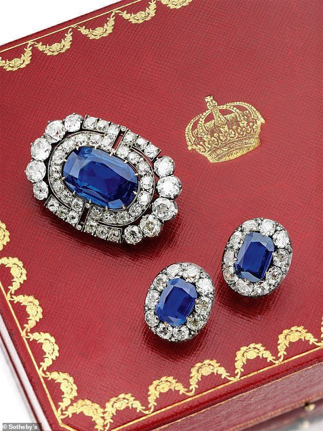 판매 된! 1917년 혁명 동안 러시아에서 밀반출된 사파이어와 다이아몬드 보석이 경매에서 879,000달러(654,765파운드)에 낙찰되었습니다.