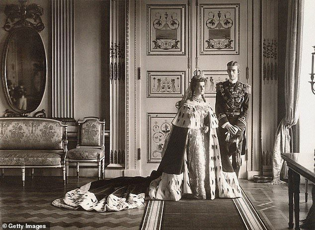 왕실: 대공비 마리아 파블로브나(Maria Pavlovna)는 메클렌부르크-슈베린(Mecklenburg-Schwerin) 공작부인 마리로 태어나 1874년 러시아 황제 알렉산드르 2세의 차남인 블라디미르 알렉산드로비치 대공(Grand Duke Vladimir Alexandrovich)과 결혼했습니다.