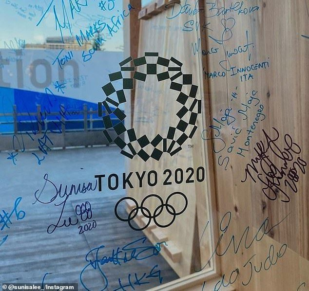 Võimleja Sunisa Lee jagas fotot sellest, mis näeb välja nagu aken, mis on kaetud USA-d, Itaaliat, Montenegrot, Lõuna-Aafrikat ja Hongkongi esindavate sportlaste allkirjadega.