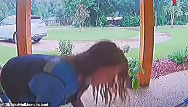 배달: 비디오에서 그녀는 그의 문앞에 꾸러미를 떨어뜨리는 것을 볼 수 있습니다.