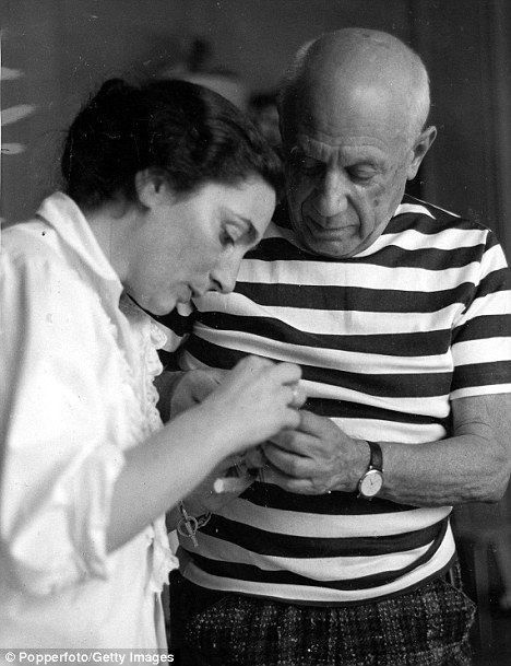 재클린 로크(Jacqueline Roque)는 27세 여성으로 피카소를 처음 만났을 때 그를 숭배했지만 처음에는 무관심했습니다. 그는 1954년에 그녀와 결혼했고 두 사람은 20년 동안 함께했습니다.
