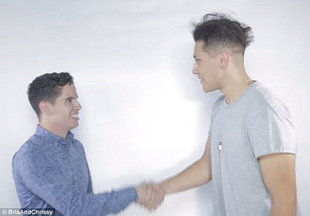 친밀해지기: 레즈비언 커플인 Bria와 Chrissy의 새로운 사회 실험 비디오에서 이성애자들이 다른 남자에게 처음으로 키스를 합니다.