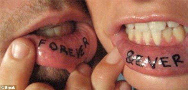 어떤 사람들은 문신을 비밀 메시지로 사용하기로 선택했으며 한 커플은 문신을 하기로 선택했습니다.