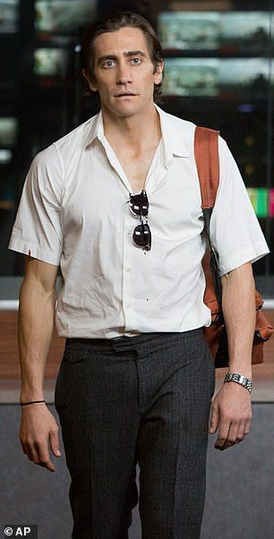 Jake Gyllenhaal은 2015년 권투 영화 Southpaw의 근육 질량을 얻기 위해 착수해야 했을 때 Nightcrawler(사진)에서 날씬한 범죄 기자 역할을 하기 위해 30파운드를 감량한 후 막 돌아왔습니다.