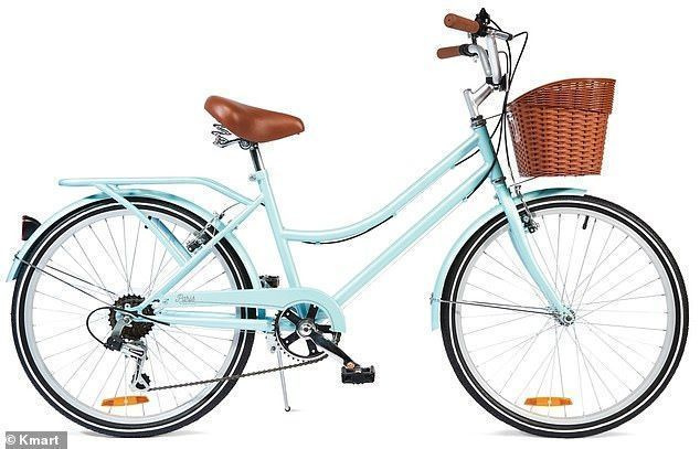 Kmart Australia는 여름에 맞춰 바구니와 종으로 묶인 파스텔 블루 빈티지 자전거를 $149에 출시했습니다.