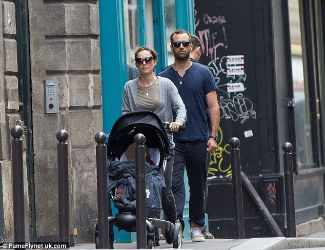 Natalie Portman koos abikaasa – tollase elukaaslase – Benjamin Millepiedi ja nende beebi Alephiga juunis Pariisis