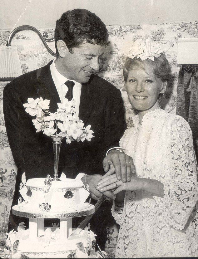 55년 전 결혼식 날 페툴라와 클로드 볼프. 그들은 더 이상 함께 살지 않는다