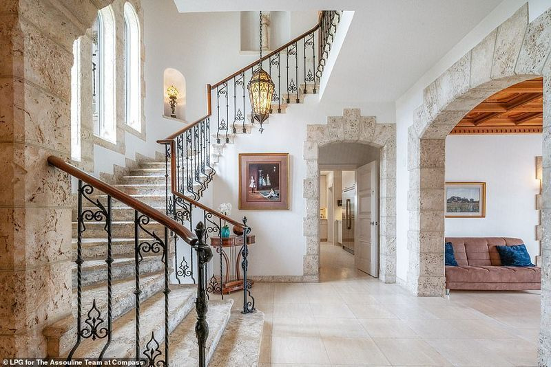 Vila u toskanskom stilu s pogledom na zaljev Biscayne puštena je u prodaju u srijedu za 31 milijun dolara - ogroman iznos od kupnje prije dva desetljeća od Madonne za 7,5 milijuna dolara (na slici)