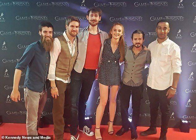 Laura na crvenom tepihu s ostalim članovima glumačke ekipe Igre prijestolja. Mlada žena je rekla da joj je žao zbog razine pažnje koju je Sophie dobila