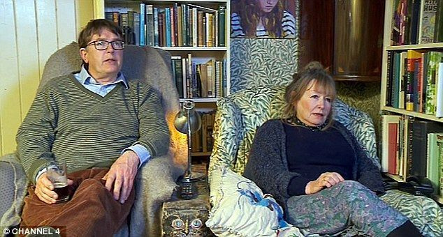 Gogglebox로 돌아온 아티스트 Giles와 그의 저널리스트 아내 Mary Killen은 많은 모드 단점을 피하고 Giles는 그렇지 않다고 인정합니다.