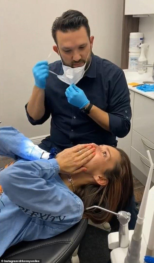 Έκπληκτη: Η Brittany μπορούσε ήδη να αισθανθεί τη διαφορά όταν της έβαλε την οδοντοστοιχία στο στόμα για πρώτη φορά
