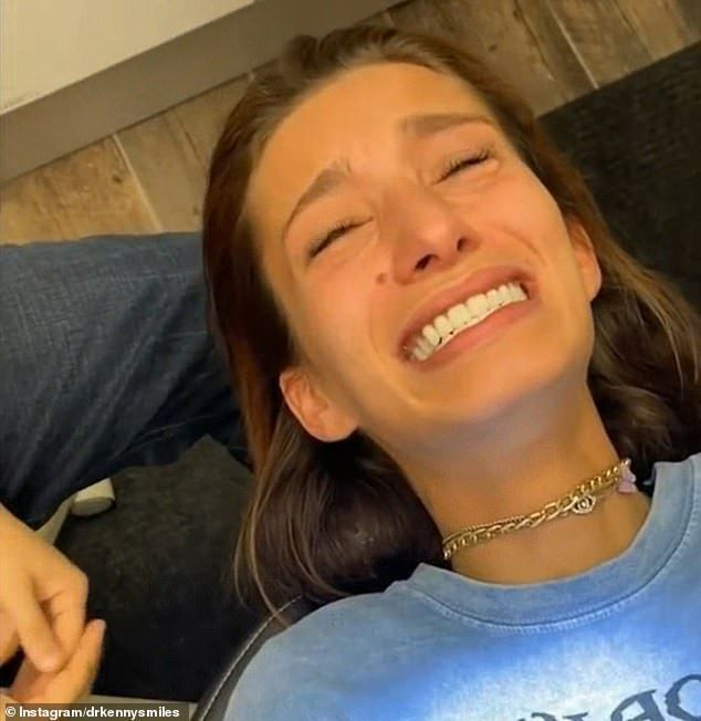 Καλή αίσθηση: Η Brittany χαμογελούσε πριν καν δει τα νέα της δόντια για πρώτη φορά
