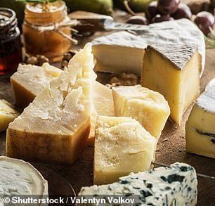 파마산 치즈와 같은 단단한 치즈(사진)는 유통기한이 지난 후 3~6주 동안 지속된다고 합니다.