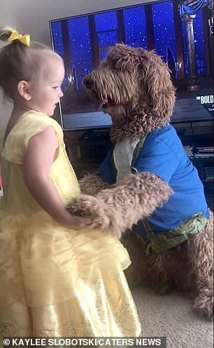 3세인 에밀리는 10월 26일 어머니 케일리 슬로보츠키와 함께 네브래스카에 있는 집에서 디즈니 클래식을 TV에 올려달라고 요청했습니다.