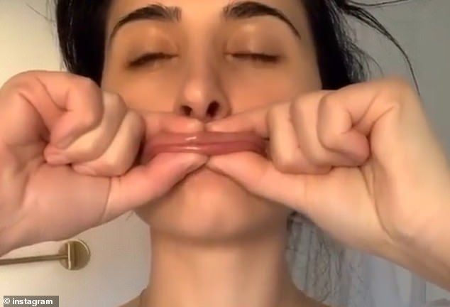 통통 튀기다! Danna Omari는 자신의 TikTok 계정에서 입 근육을 강화하여 입술을 더 도톰하게 보이게 하는 방법을 설명하는 동영상을 공유했습니다.