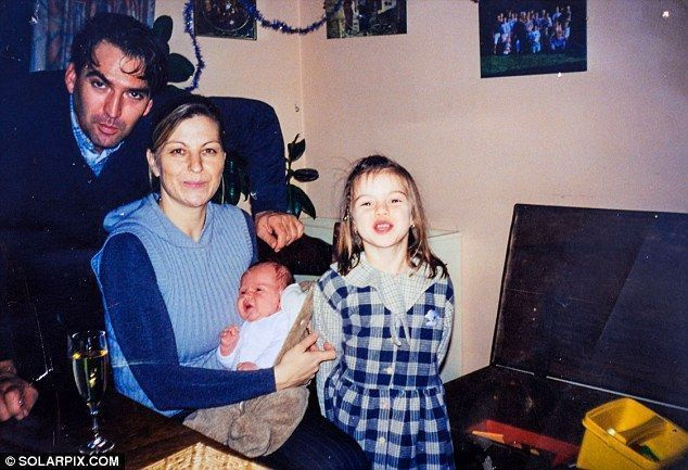 Rebecca (keskel) oli kohkunud, kui sai teada, et Marcil (vasakul) sündisid kaksikud, kes sündisid vaid kaheksa kuud pärast tema poega Darcyt (pildil beebina), ta mõistis, et Marc oli raseduse ajal petnud.