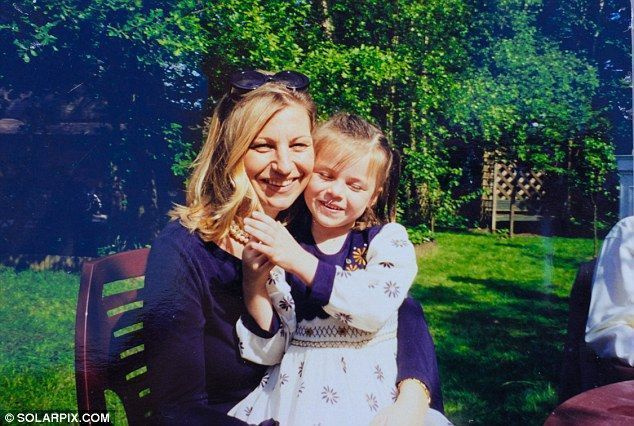 Rebecca on siin pildil 1998. aastal koos oma tütre Chloega, kes oli siis 4. Pärast seda, kui Rebecca Marcist teada sai