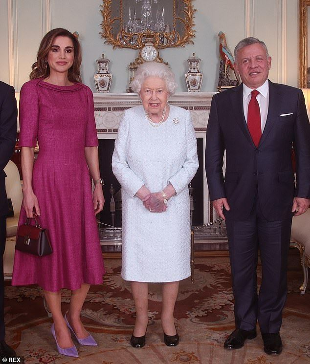 여왕은 2019년 2월 버킹엄 궁전에서 열린 비공개 청중 동안 라니아 여왕과 압둘라 2세 왕과 함께 사진을 찍었습니다. 오늘 라니아 여왕은 TV 기자들에게 여왕이