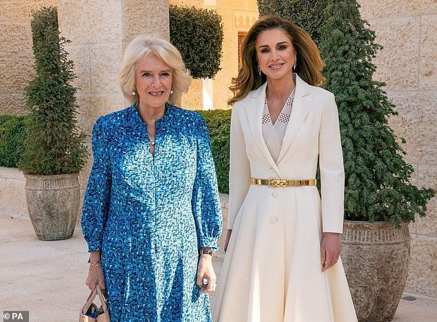 선명한 꽃무늬 파란색의 콘월 공작부인이 오늘 아침 암만의 궁전에서 라니아 여왕의 환영을 받았습니다. 여자는 Rania에 대해 논의 할 것입니다