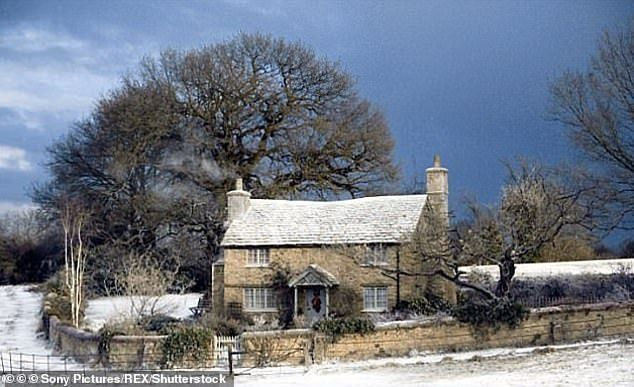 Домове, наподобяващи хубавата вила в Съри, вдъхновила уютната селска дупка на Камерън Диас във филма „Празникът“ от 2006 г. (на снимката), могат да ви върнат повече от един милион