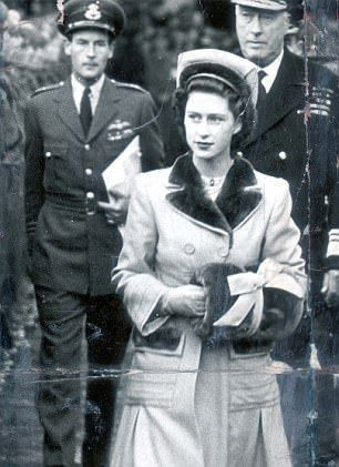Küsimused: Margaret Belfastis koos Peter Townsendiga (vasakul), kes väidetavalt soovis printsessile kõrvalmagamistuba, siis 17.