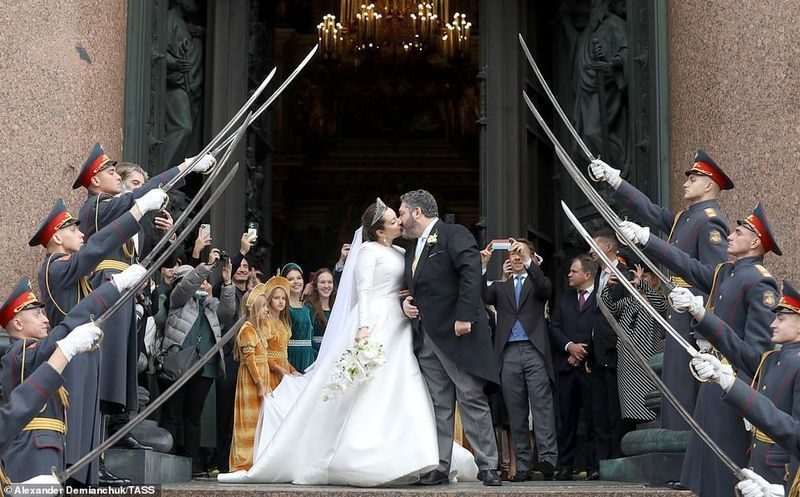 로마노프 왕조의 후예인 러시아의 조지 미하일로비치 대공과 이탈리아의 레베카(빅토리아) 베타리니가 성 이삭에서 결혼식을 올렸다.