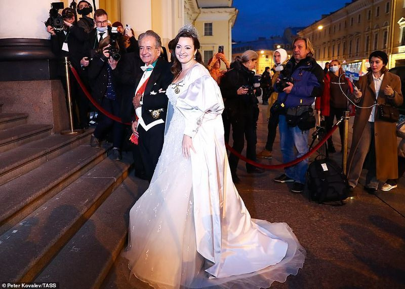 종교 의식이 끝난 후 신부는 수정으로 장식된 동화에서 영감을 받은 두 번째 웨딩 드레스(아버지 로베르토와 함께 사진)로 갈아입고 러시아 민족지 박물관에서 열리는 저녁 갈라에서 축하 행사를 계속합니다.