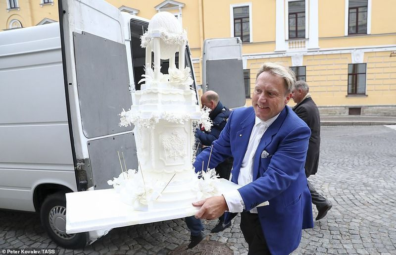 로마노프 왕조의 후예인 러시아의 조지 미하일로비치 대공과 이탈리아의 레베카(빅토리아) 베타리니의 결혼식을 축하하기 위해 러시아 민족지 박물관에서 케이크 모형이 전달되고 있다.