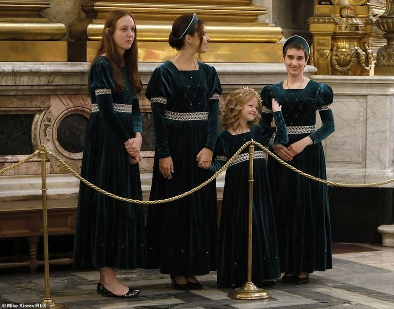 한편, 이벤트의 신부 들러리는 중세 스타일의 퍼프 소매가 있는 벨벳 그린 드레스를 선택했습니다(함께 사진).