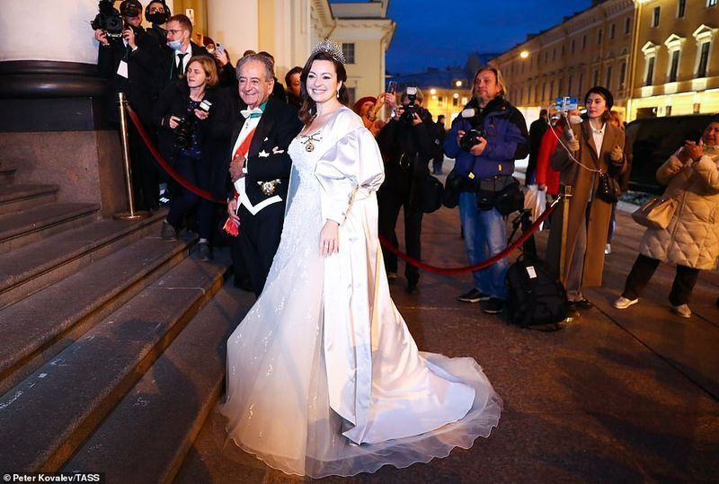 이탈리아의 레베카베타리니(RebeccaBettarini)가 아버지인 외교관 로베르토 베타리니(Roberto Bettarini)와 함께 러시아의 조지 미하일로비치(George Mikhailovich) 대공과의 결혼식을 기념하는 러시아 민족지학 박물관 리셉션에 참석했다.