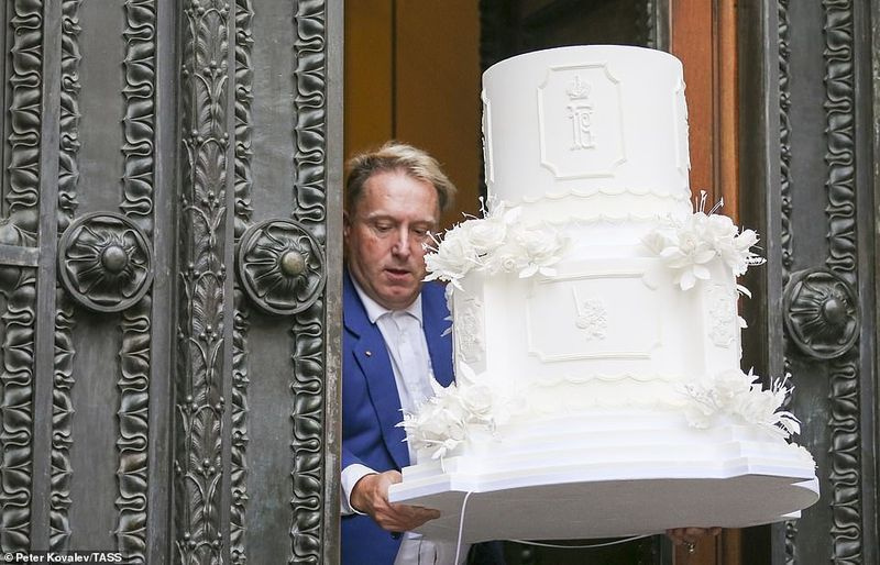 로마노프 왕조의 후예인 러시아의 조지 미하일로비치 대공과 이탈리아의 레베카(빅토리아) 베타리니의 결혼식을 축하하기 위해 러시아 민족지 박물관에서 케이크 모형이 전달되고 있다.
