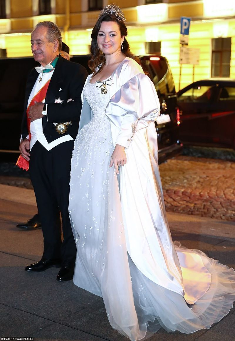 이탈리아의 레베카(빅토리아) 베타리니(Rebecca Bettarini)와 아버지인 외교관 로베르토 베타리니(Roberto Bettarini)가 러시아 민족지학 박물관에서 결혼식을 축하하기 위한 리셉션에 앞서 동행하고 있다.