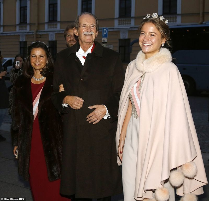 브라간자 공작 두아르테 피오와 이사벨 데 헤레디아 갈라가 러시아의 조지 미하일로비치 로마노프 대공과 레베카 베타리니의 황실 결혼식에 참석하고 있다.