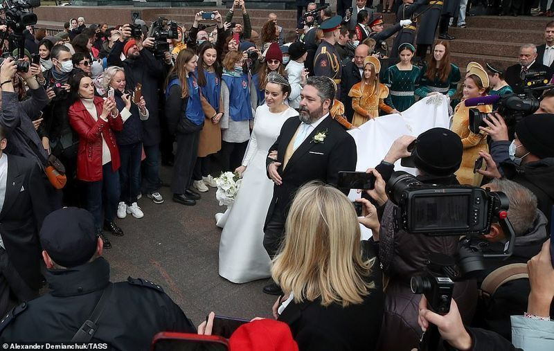 부부는 신혼 부부가 매듭을 묶은 직후 사진을 찍는 군중과 언론의 환영을 받았습니다.