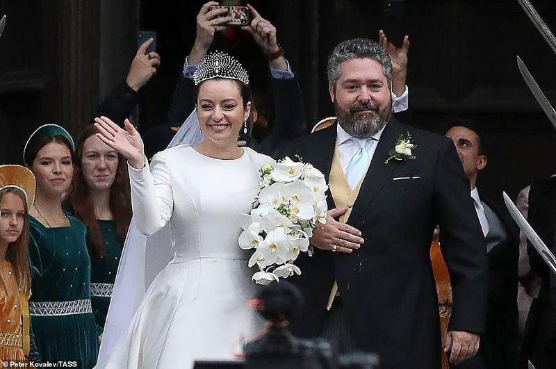 레베카는 조지 대공과의 결혼식 직후 대성당 밖에서 기다리고 있는 군중들에게 손을 흔들며 환한 미소를 지었다.