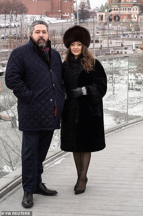 대공은 크리스마스 제안 후 장기간 이탈리아 여자 ​​친구와 약혼했다고 발표했습니다(모스크바 사진).