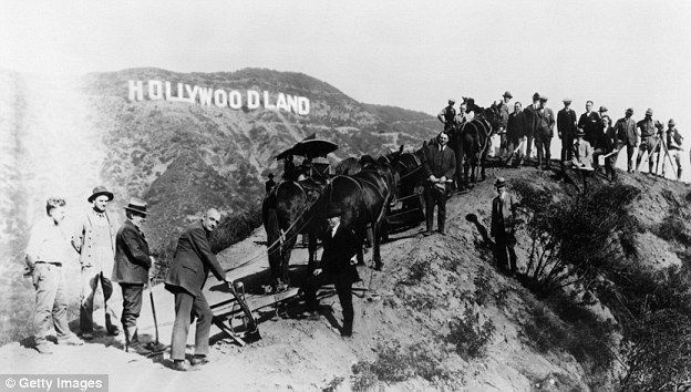 캘리포니아의 꿈: 원래 할리우드 사인(사진)은 로스앤젤레스의 부동산 개발을 촉진하기 위해 1923년에 지어졌습니다. 2005년 eBay에서 $450,000에 판매되었습니다.