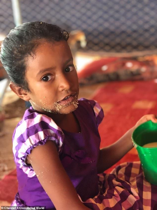 Sahar는 위와 같은 5세와 6세의 소녀들에게 더 많은 양의 음식을 먹여 위를 스트레칭하기 시작하는 다른 수유 캠프를 방문합니다.