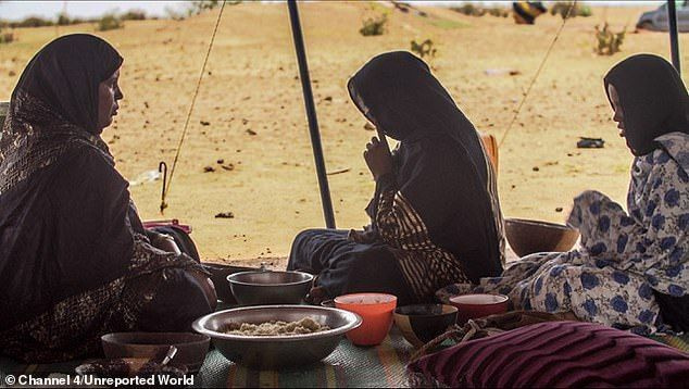 Mone(오른쪽)과 그녀의 친구(11명)는 특별히 세워진 텐트에서 두 달 동안 식사를 합니다. 거기 모네