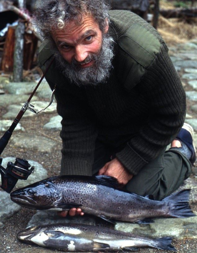 74세의 켄 스미스(Ken Smith)는 거의 40년 동안 호트 트레그(Loch Treig) 강둑에서 훌륭하게 고립된 삶을 살았으며, 지나가는 계절에 의해서만 규제되는 삶에 대한 관습을 피했습니다. 필연적으로 그에게 별명을 얻었습니다 - Treig의 은둔자