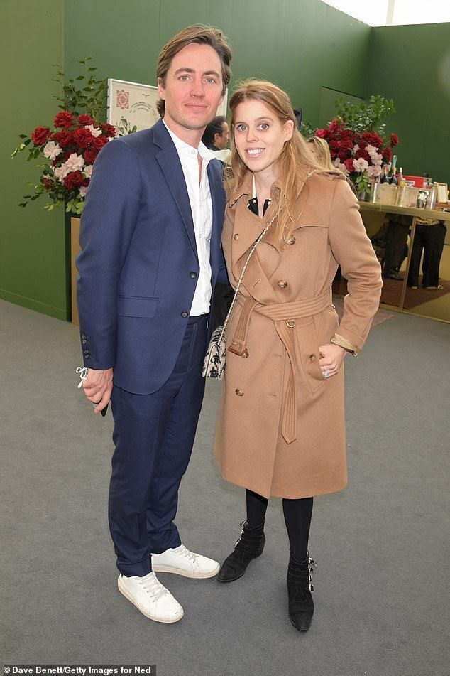 A nova mãe, a princesa Beatrice, 33, parecia estar curtindo um dia com o marido Edoardo Mapelli Mozzi, 38, enquanto visitavam a London Art Fair hoje cedo.