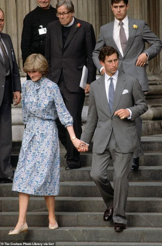 Charles는 1977년에야 Diana를 만났고, 그 시점에서 그는 그녀의 여동생 Sarah와 관계에 있었습니다. 그들은 1980년에 다음에 만났고 다음 해에 결혼했다고 합니다.