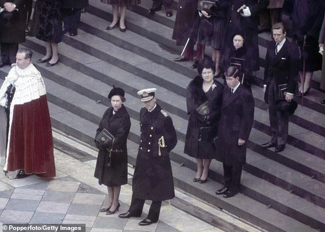 1965년 1월 30일 윈스턴 처칠의 장례식에 참석한 왕실 가족 - 엘리자베스 2세 여왕, 필립 공, 엘리자베스 여왕, 찰스 왕세자, 마가렛 공, 안토니 암스트롱-존스