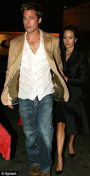 Poznati obožavatelji: Brad Pitt i Angelina Jolie na Banksyjevom showu u Los Angelesu gdje su potrošili 200.000 funti