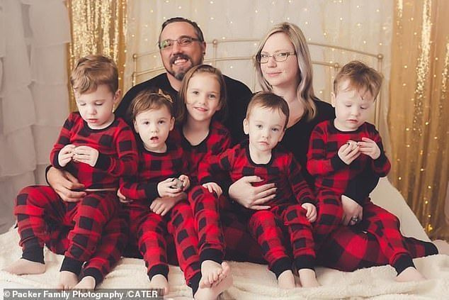 Kylie는 남편과 3살 된 네쌍둥이 Theo, Gideon, Damon, Emery와 함께 사진을 찍는다고 말합니다.
