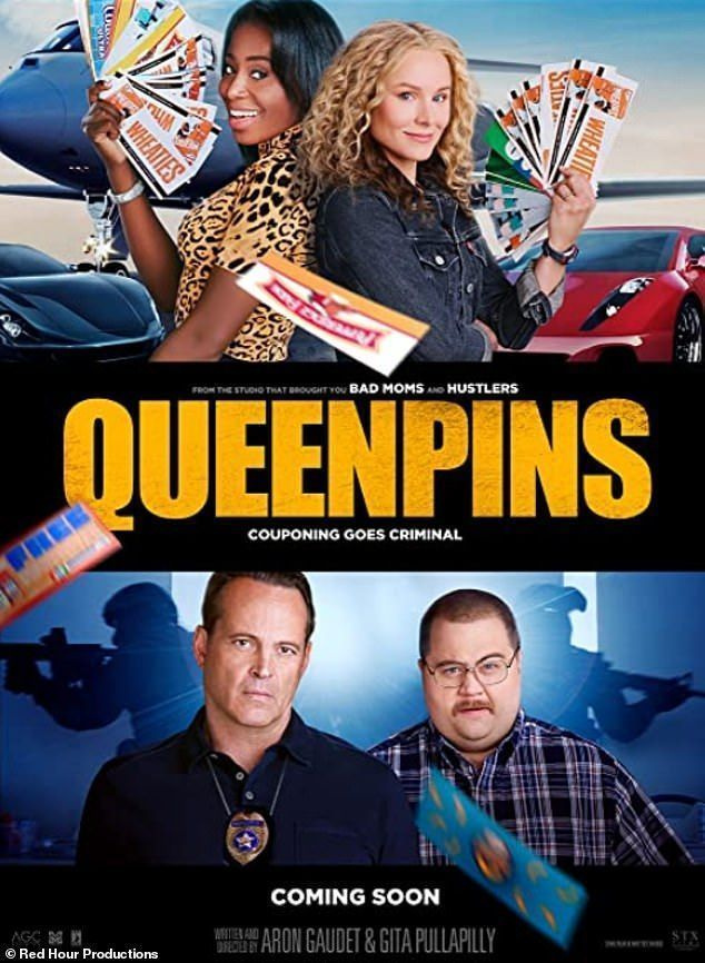 Kristen Bell, sua co-estrela de The Good Place, Kirby Howell-Baptiste, e a cantora Bebe Rexha devem estrelar uma comédia chamada Queenpins, que é baseada em uma história real.