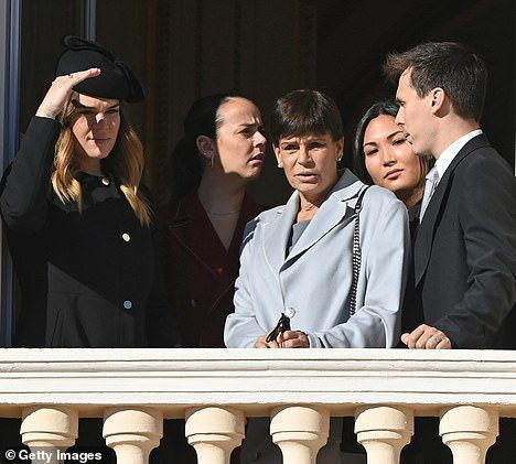 Camille Gottlieb, Pauline Ducruet, Monaco의 공주 Stephanie, Marie Chevallier 및 Louis Ducruet이 궁전 발코니에 나타납니다.