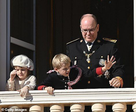 Jacques 왕자와 Gabriella 공주는 오늘 일찍 아버지 옆에 서서 궁전 발코니에서 군중에게 손을 흔드는 것을 볼 수 있었습니다.